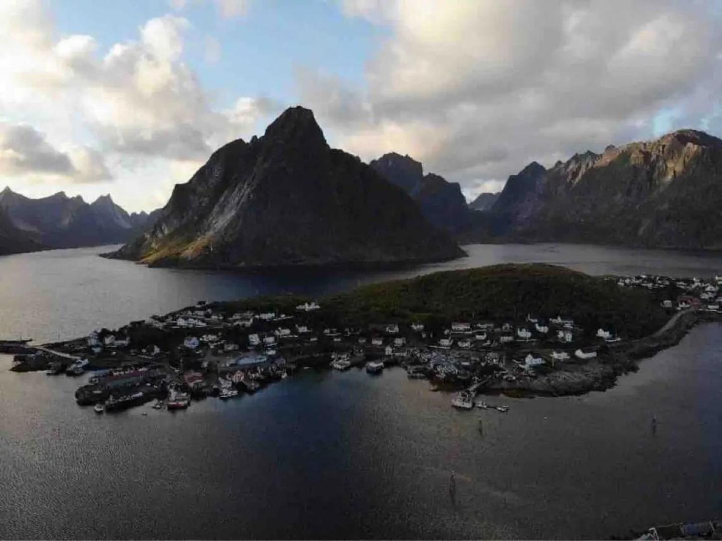 Madelhea Cabin- Seaview Lodge Reine Bagian luar foto